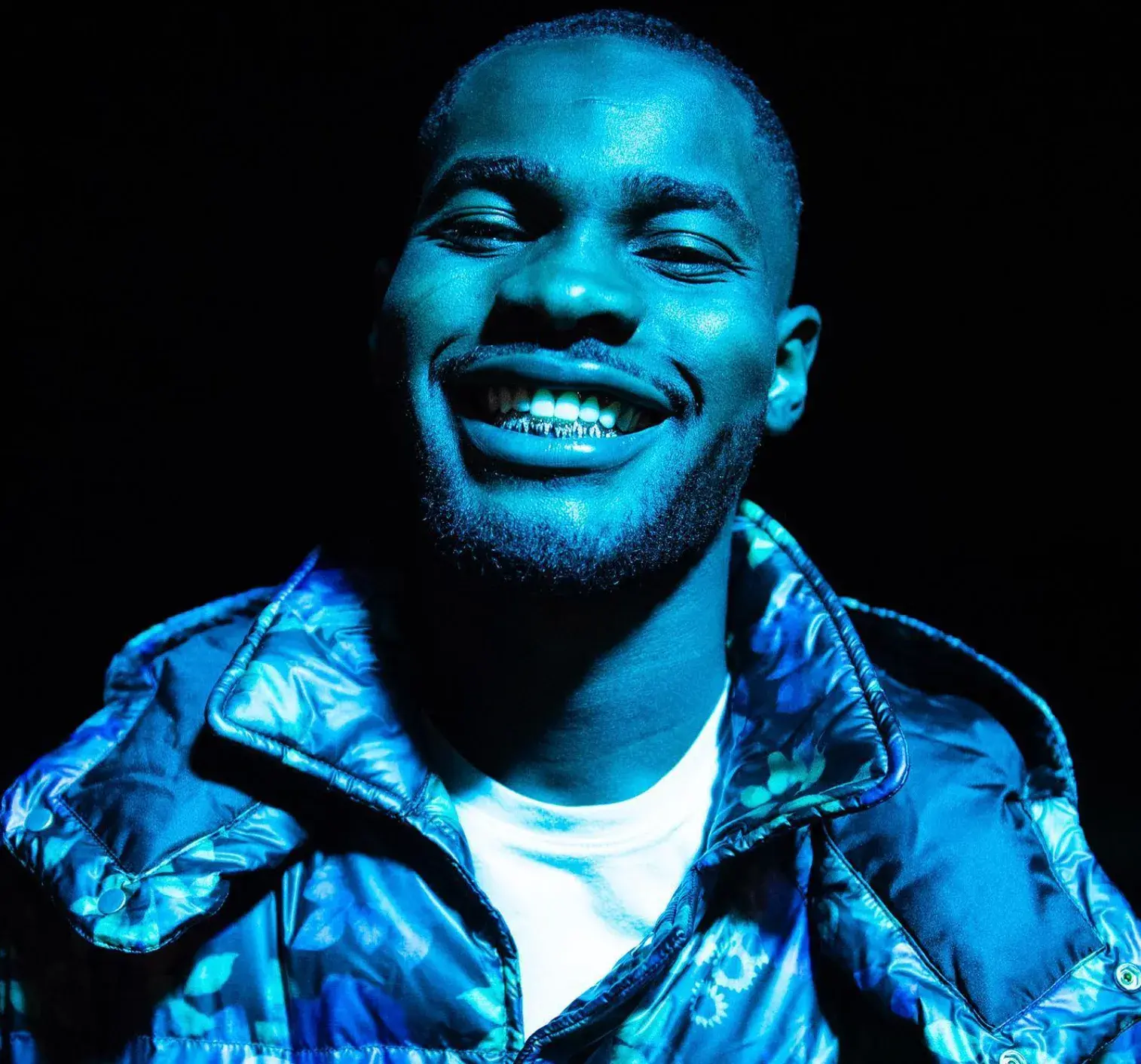 Le rappeur Dave dans un photoshoot qui rappel son album Psycho Drama