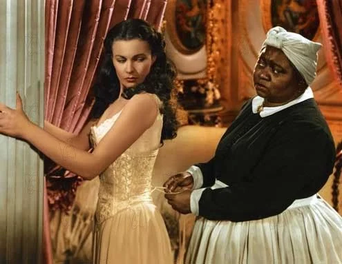 Photo des actrices Vivien Leigh et Hattie McDaniel dans le film Autant en emporte le vent (1939).